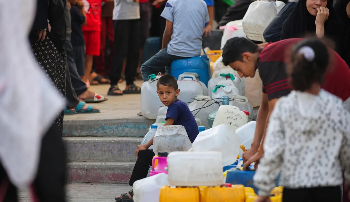 Kantor media pemerintah Gaza menuding pasukan Israel menggunakan air sebagai senjata perang untuk merampas hak-hak paling dasar warga Palestina. (Eyad BABA/AFP)