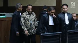 Ketua DPRD Kepulauan Sula Periode 2009-2014, Zainal Mus (kedua kiri) bersiap menjalani sidang perdana di Pengadilan Tipikor, Jakarta, Kamis (22/11). Sidang mendengarkan pembacaan dakwaan dari JPU KPK. (Liputan6.com/Helmi Fithriansyah)