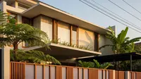 8 Model Pagar Kayu Kombinasi Polikarbonat untuk Tampilan Rumah Modern di 2025