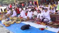 Umat Hindu di Kota Medan, Sumatera Utara melaksanakan upacara Melasti di kawasan Pantai Cermin, Serdang Bedagai. (Liputan6.com/ Reza Efendi)