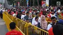 Sejumlah calon penonton antre masuk kawasan Stadion GBK untuk menyaksikan seremoni pembukaan Asian Games 2018, Jakarta, Sabtu (18/8). Asian Games 2018 akan berlangsung hingga 2 September, mendatang. (Liputan6.com/Helmi Fithriansyah)