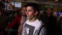 Pebalap MotoGP dari tim Repsol Honda, Marc Marquez, saat tiba di Bandara Soekarno-Hatta, Tangerang, Jumat (12/2/2016). (Bola.com/Nicklas Hanoatubun)