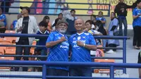 Dua legenda Persib Bandung, Sobur dan Iwan Sunarya menjadi saksi kemenangan Pangeran Biru atas Persebaya Surabaya dengan skor 3-1 di Stadion Si Jalak Harupat Kabupaten Bandung, Sabtu, (20/4/2024). (Bola.com/Erwin Snaz)