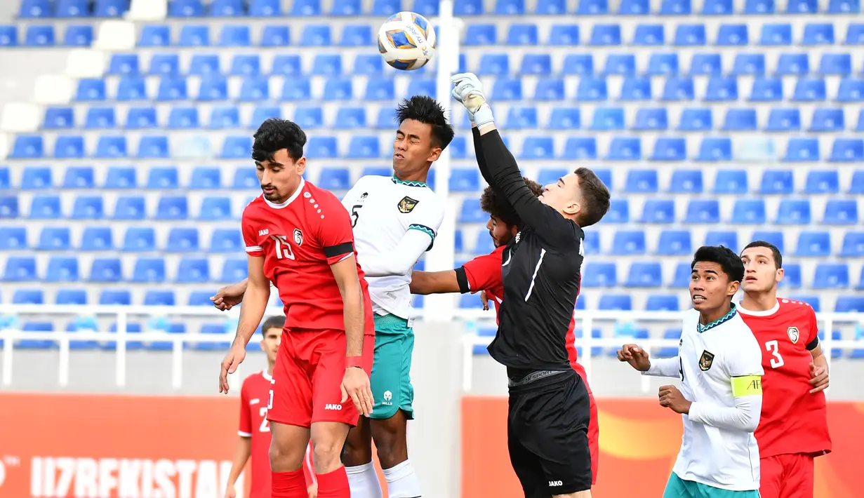 <p>Pemain Timnas Indonesia U-20, Kakang Rudianto (tengah) berebut bola di udara dengan kiper Suriah U-20, Maksim Sarraf pada laga matchday kedua Grup A Piala Asia U-20 2023 di Lokomotiv Stadium, Tashkent, Uzbekistan, Sabtu (4/3/2023). (AFC/Adam Aidil)</p>