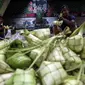 Hari Raya Idul Fitri di Indonesia sangat identik sekali dengan kehadiran beberapa makanan tertentu, di antaranya adalah ketupat yang sering menjadi teman untuk makan opor ayam dan kuahnya. (Liputan6.com/Johan Tallo)