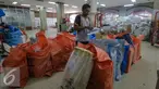 Menjelang lebaran pengiriman barang di Kantor Pos Besar Jakarta mengalami peningkatan, Rabu (8/7/2015). Pengiriman paket pos menjelang Lebaran di kantor pos tersebut meningkat 20 persen atau mencapai 4000 paket setiap hari. (Liputan6.com/Faizal Fanani)