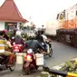 Kecelakaan pagi ni mengakibatkan truk ringsek dan pembatas jalan rusak akibat benturan truk dan kereta api barang.