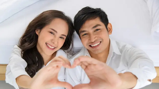 couple romantis bahagia