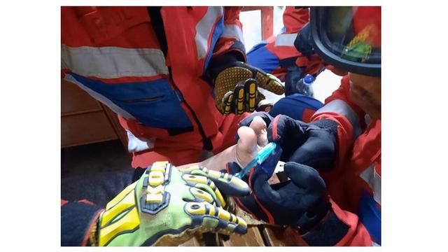 Teman Iseng Taruh Lem Korea di Sandal, Anak Ini Minta Bantuan Petugas Pemadam Kebakaran