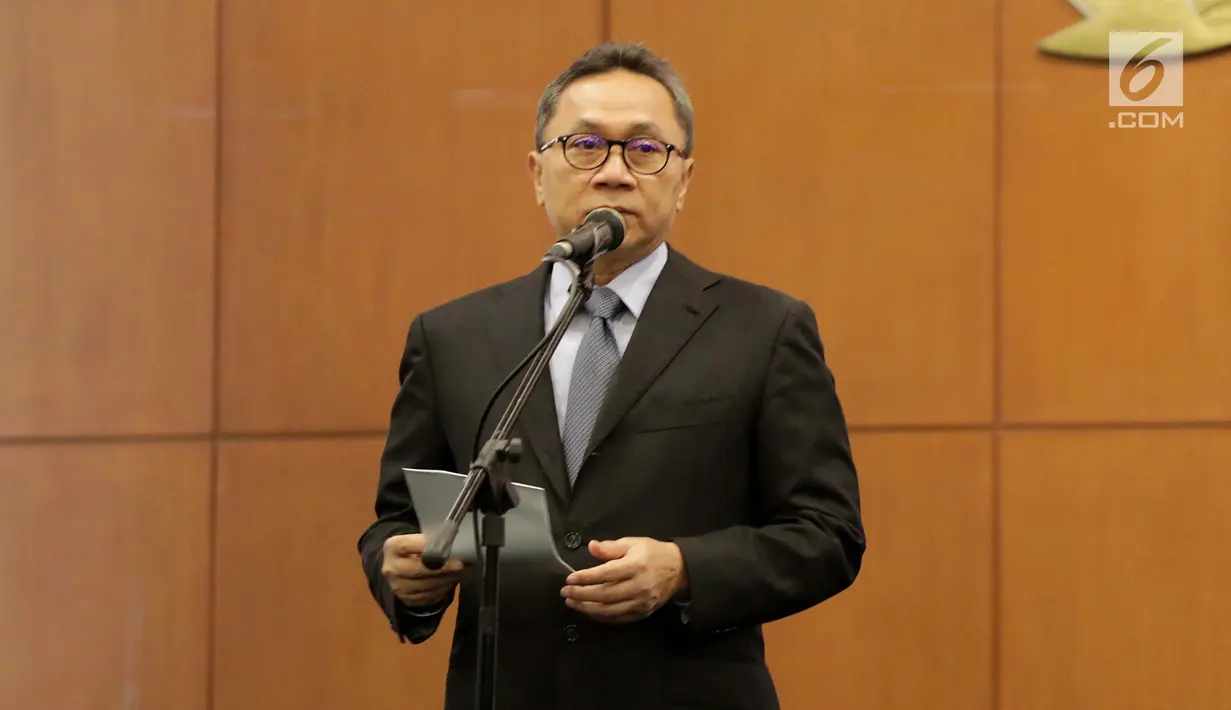 Ketua MPR Zulkifli Hasan memimpin pengucapan sumpah jabatan anggota MPR Pengganti Antar Waktu (PAW), Jakarta, Kamis (18/10). MPR melantik sembilan anggota dewan dalam PAW yang berasal dari Fraksi PAN, Demokrat, PPP dan Gerindra. (Liputan6.com/Johan Tallo)