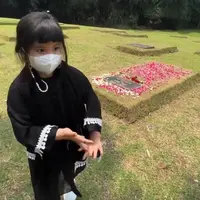 Yaya, Putri Ririn Ekawati saat mengunjungi makam sang ayah. (Foto: Instagram.com/ririnekawati)
