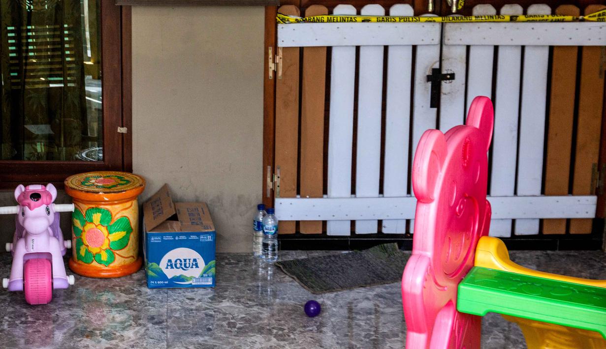 Pemandangan umum menunjukkan gerbang pusat penitipan anak Little Aresha, yang disegel polisi setelah adanya dugaan penganiayaan anak, di Umbulharjo, Yogyakarta, pada Senin 27 April 2026. (DEVI RAHMAN/AFP)