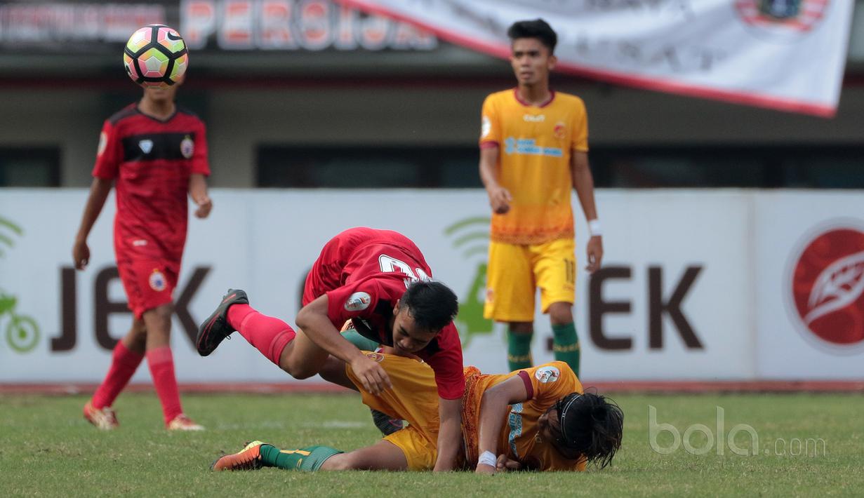 Duel pemain Persija Jakarta U-19 melawan Sriwijaya FC U-19 pada laga perdana Liga 1 U-19 di Stadion Patriot, Bekasi, Sabtu (8/7/2017). Persija U19 bermain imbang 1-1. (Bola.com/Nicklas Hanoatubun)