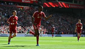 Penyerang Liverpool, Alexander Isak (tengah), merayakan gol pembuka dalam pertandingan Premier League Inggris antara Liverpool melawan Crystal Palace di Stadion Anfield, Liverpool, Inggris barat laut, pada 25 April 2026. (AFP/Paul Ellis)