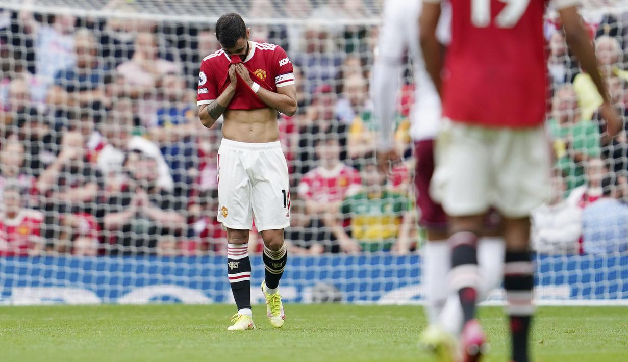 Akan tetapi, Bruno Fernandes yang maju sebagai eksekutor gagal menjalankan tugasnya dengan baik, tembakannya melambung tinggi. (AP/Jon Super)