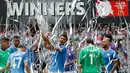 Para pemain Manchester City merayakan gelar juara Community Shield setelah mengalahkan Liverpool di Stadion Wembley, London, Minggu (4/8). City menang 1-1 (5-4) atas Liverpool. (AFP/Adrian Dennis)