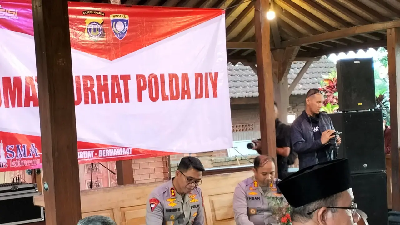 Kapolda DIY saat mendengarkan warga dalam Jumat Curhat