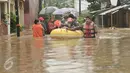 Petugas melakukan evakuasi dengan perahu karet di Cipinang Melayu, Jakarta Timur, Senin (20/2). Sebanyak 285 warga diungsikan akibat banjir setinggi 1 meter. (Liputan6.com/Yoppy Renato)