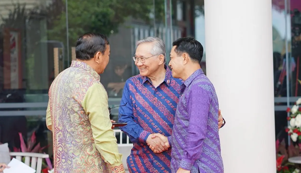 Setiap busana yang ditampilkan terbuat dari material pilihan dan unggulan Alleira Batik, yaitu katun yang bertekstur yang memiliki tekstur spesial. Credit:  Alleira Batik