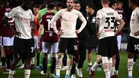 Bek AC Milan Theo Hernandez (tengah) dan rekan-rekannya terlihat kecewa usai ditahan imbang Torino 0-0 pada laga lanjutan Liga Italia di Stadion Olimpico Grande Torino, Senin (11/4/2022) dini hari WIB. (MARCO BERTORELLO / AFP)