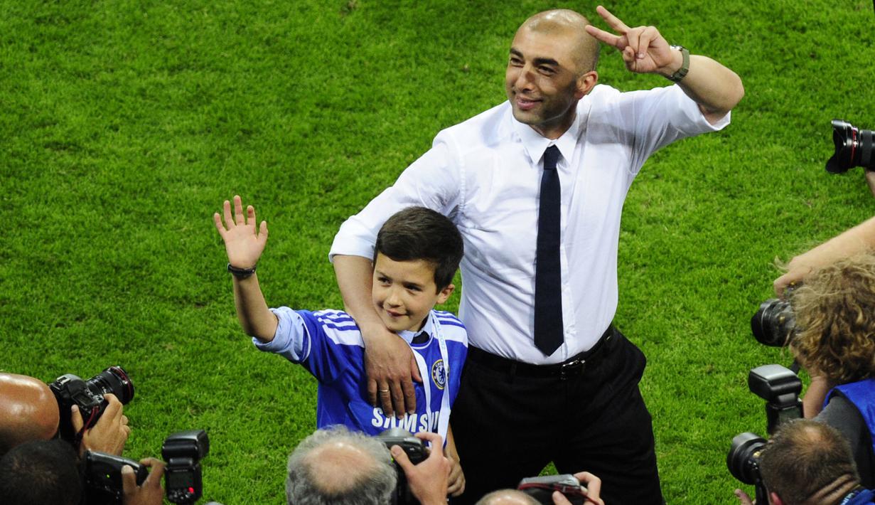 Roberto Di Matteo. Asisten pelatih Chelsea ini menggantikan Andre Villas Boas sebagai pelatih utama pada 4 Maret 2012. Ia mempsersembahkan trofi Piala FA dan Liga Champions dalam rentang 14 hari. Piala FA diraihnya pada 5 Mei 2012 dan Trofi Liga Champions pada 19 Mei 2012. (AFP/John MacDougall)