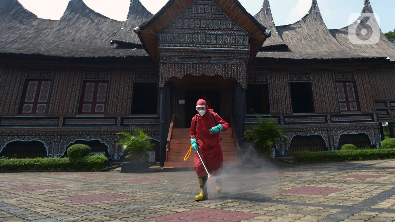 FOTO: TMII Disemprot Disinfektan Sambut Kenormalan Baru