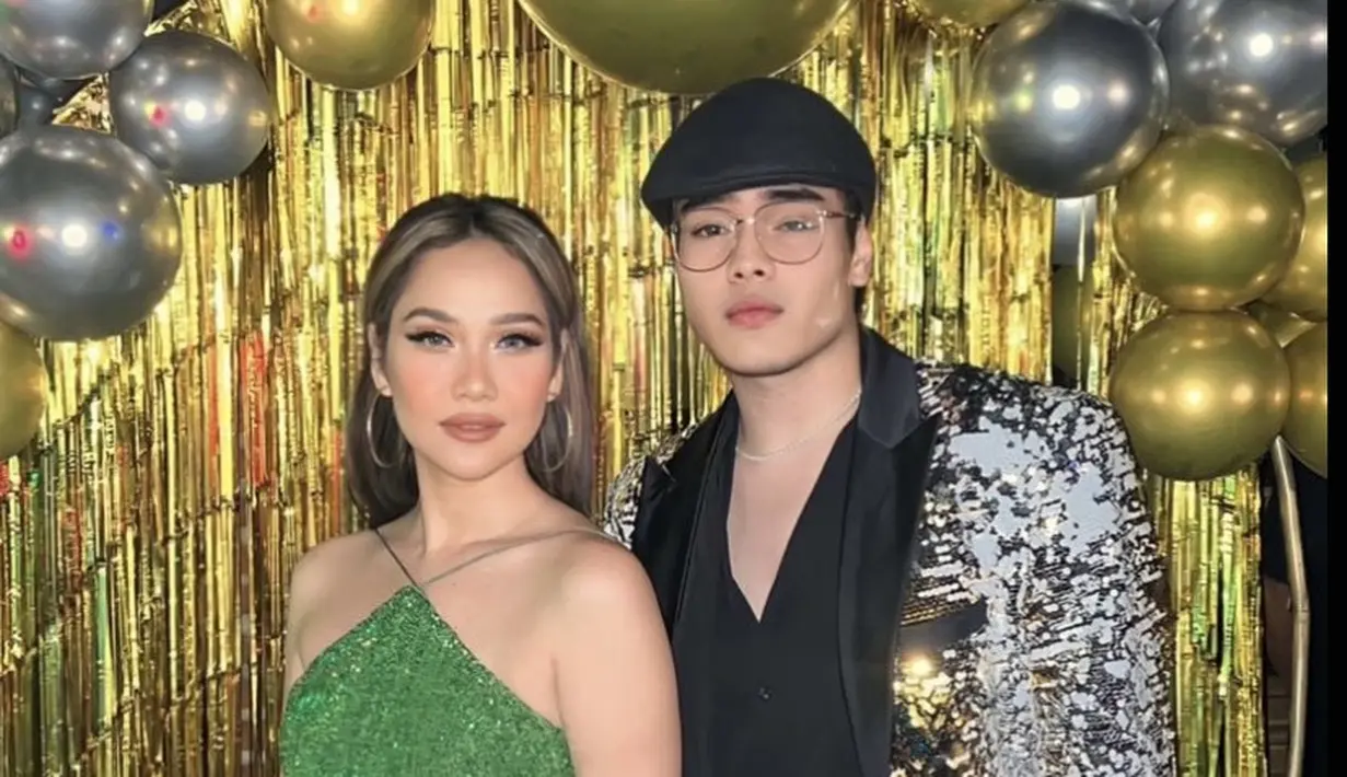 <p>Untuk tampilan wajah, BCL tampil glam dengan eye shadow glitternya, blushon coral, dan lipstik matte cokelatnya. Rambut panjang kecokelatannya dibiarkan terurai tanpa poni. @jejesoekarno</p>