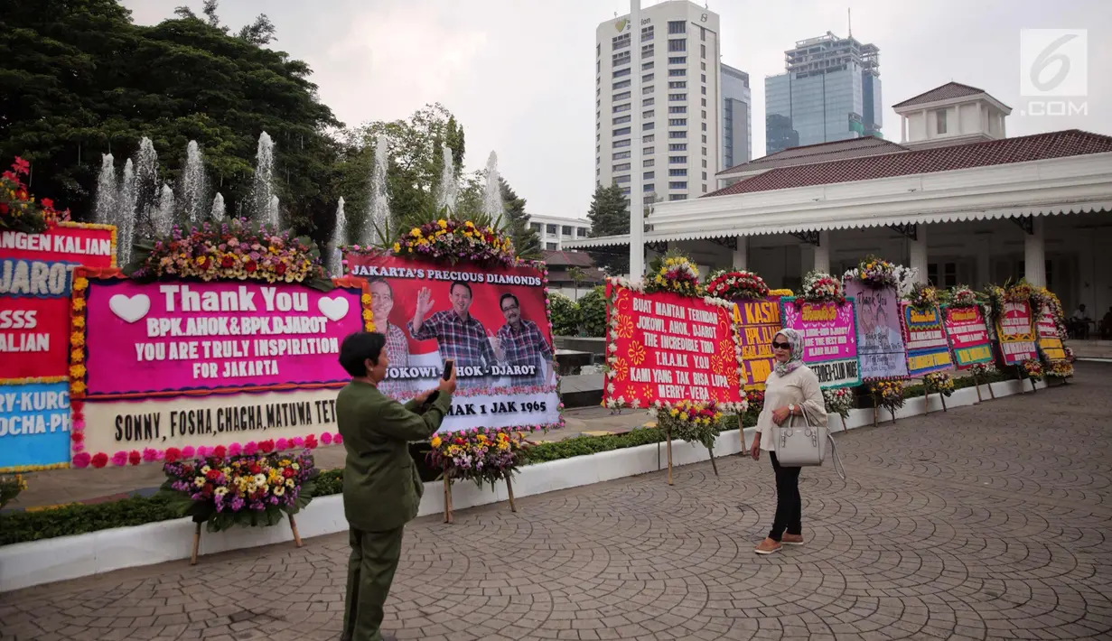 Karangan bunga berisi ucapan terima kasih untuk mantan gubernur DKI Jakarta, Basuki T Purnama dan Djarot Saiful Hidayat menghiasi Balai Kota DKI Jakarta, Kamis (12/10). Karangan bunga tersebut bentuk apresiasi warga Jakarta. (Liputan6.com/Faizal Fanani)