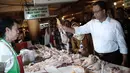 Cagub DKI Jakarta Anies Rasyid Baswedan berbincang dengan pedagang Pasar Tebet Timur, Jakarta, Jumat (28/10). Kunjungan Anis tersebut untuk melihat suasana pasar tradisional serta sebagai kampanye Pilgub DKI Jakarta 2017. (Liputan6.com/Faizal Fanani)