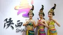 Para aktris memperlihatkan kerajinan tangan di area ekshibisi komprehensif Pameran Perdagangan Jasa Internasional China (China International Fair for Trade in Services/CIFTIS) 2020 di Beijing, China, 5 September 2020. CIFTIS berlangsung pada 4-9 September di Beijing. (Xinhua/Lu Peng)