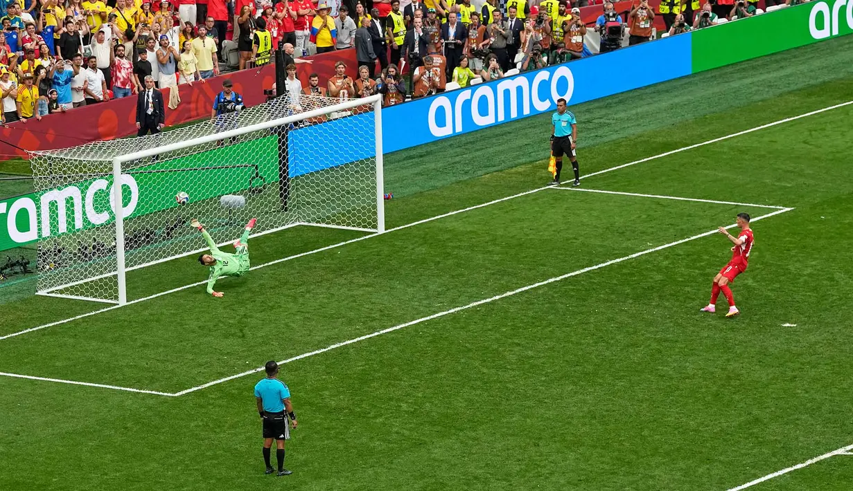 Pemain Swiss Granit Xhaka melawan kiper Kolombia Camilo Vargas melalui tendangan penalti dalam adu penalti pada pertandingan sepak bola babak 16 besar Piala Dunia di Vancouver, British Columbia, Selasa, 7 Juli 2026. (AP Photo/Gregory Bull)
