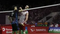 Tunggal putra Indonesia, Anthony Ginting, bersalaman dengan tunggal Jepang, Kento Momota, pada Indonesia Masters 2019 di Istora Senayan, Jakarta, Jumat (25/1). Ginting gagal lolos ke semifinal. (Bola.com/Yoppy Renato)