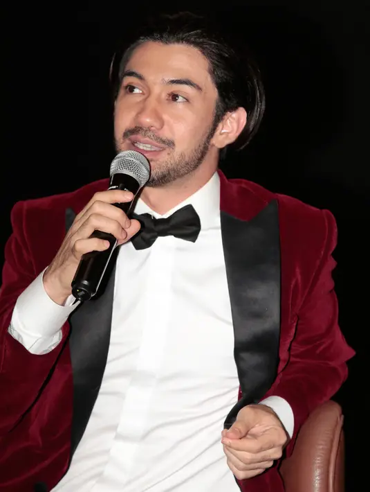 "Saya juga tahu, bang Rano juga sudah diangkat jadi saudaranya dari anak-anak almarhum Babeh," lanjut Pemenang Pemeran Utama Pria Terbaik Festival Film Indonesia 2016. (Nurwahyunan/Bintang.com)