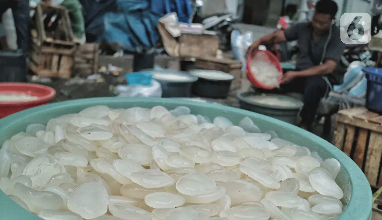 Pedagang menjajakan buah kolang-kaling di kawasan Pasar Induk kramat Jati, Jakarta Timur, Kamis (14/4/2022). Pedagang mengatakan penjualan kolang kaling di masa pandemi kali ini meningkat hingga 50 persen dibandingkan pada bulan Ramadan tahun lalu. (merdeka.com/Iqbal S Nugroho)