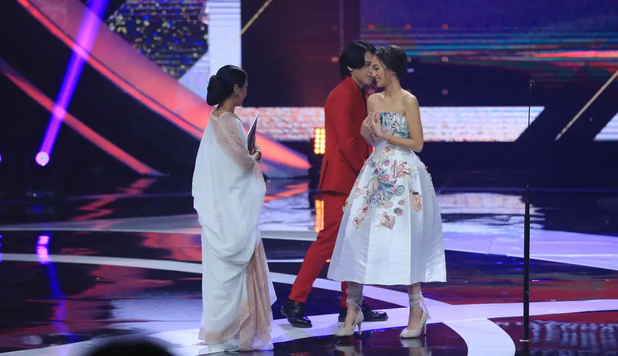 Penari, penyanyi, penulis lagu dan pemeran, Ayu Laksmi saat akan menerima penghargaan sebagai Artis Pendukung Wanita Terbaik Indonesian Box Office Movie Awards atau IBOMA 2018. (Adrian Putra/Bintang.com)