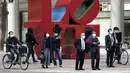 Pejalan kaki menunggu untuk menyeberang jalan di kawasan bisnis Shinjuku, Tokyo, Jepang, 17 April 2020. Banyak warga Jepang tidak mengindahkan imbauan untuk tetap di rumah setelah pemerintah mengumumkan darurat nasional akibat virus corona COVID-19. (AP Photo/Eugene Hoshiko)