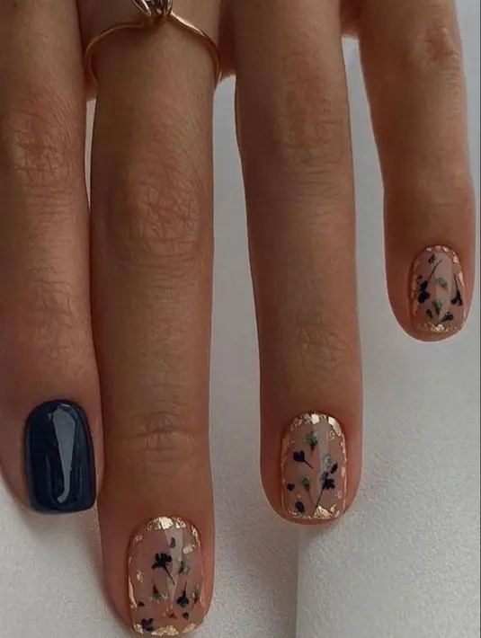 Detail bunga juga bisa jadi inspirasi seru untuk dicoba. Tambahkan aksen gold agar lebih mewah.