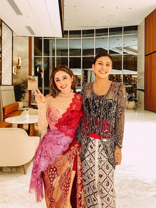 Kemudian ada Dewi Perssik yang mengenakan kebaya modifikasi warna-warni dan dipadu kain batik. [Instagram/narinkovilda]