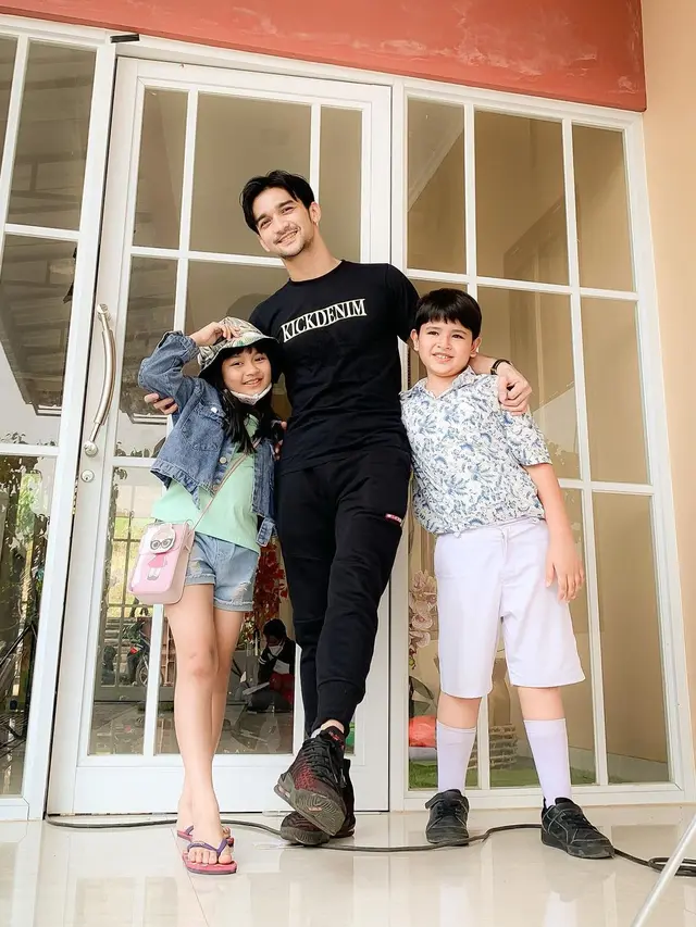 7 Potret Kebersamaan Rexy Rizky dengan Pemain Cinta Amara di Balik Layar, Kompak