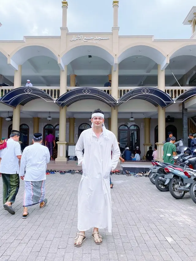 6 Potret Aktor Boy Hamzah, Disebut Mirip Teuku Ryan Suami Ria Ricis