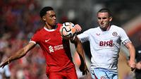 Kapten Liverpool, Trent Alexander-Arnold beradu dengan kapten Aston Villa, John McGin dalam pekan keempat Premier League 2023/2024 di Anfield, Minggu (3/9/2023) malam WIB. (AFP/Paul Ellis)