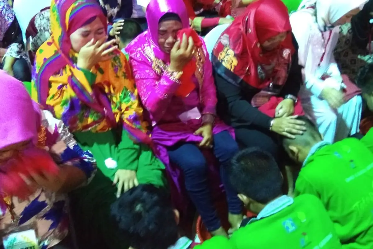 Ratusan anak di Lembaga Pembinaan Khusus Anak (LPKA) di seluruh Indonesia, memecahkan rekor MURI dengan ritual membasuh kaki orangtua serentak. (Liputan6.com/Pramita Tristiawati)