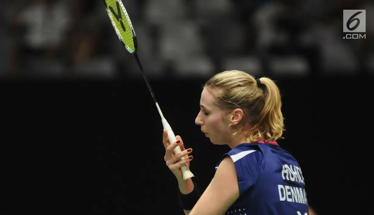 Tunggal puteri Denmark, Natalia Koch Rohde saat melawan Chen Xiaoxin (Tiongkok) pada babak pertama turnamen Indonesia Masters 2018 di Istora Senayan, Jakarta, Rabu (24/1). Natalia kalah 10-21, 3-21. (Liputan6.com/Helmi Fithriansyah)