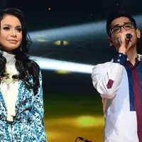 Rossa dan Afgan mempersiapkan lagu yang akan mengiris hati para pendengarnya di konser Suara Hati Afgan yang akan digelar di Malaysia.