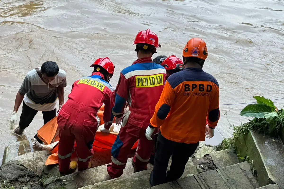 Mayat seorang pria tanpa identitas ditemukan mengambang di Kali Ciliwung, wilayah Jagakarsa, Jakarta Selatan.