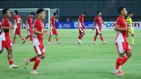 Pemain Timnas Indonesia U-22 tertunduk lesu setelah ditaklukkan Timnas Mali U-22 pada laga uji coba di Stadion Pakansari, Kabupaten Bogor, Sabtu (15/11/2025) malam WIB. (Bola.com/M Iqbal Ichsan)