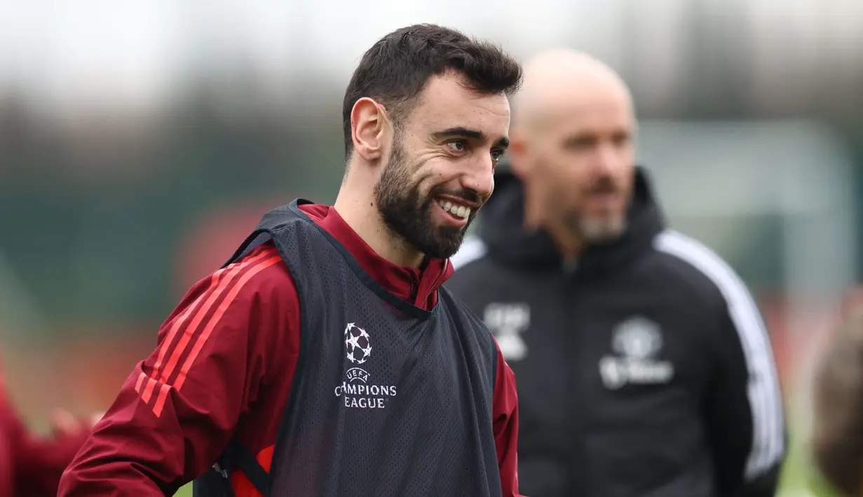 Senyum dari kapten tim MU, Bruno Fernandes, dalam sesi latihan yang berlangsung di Carrington, Manchester, Selasa (12/12/2023) dini hari WIB. (AFP/Darren Staples)