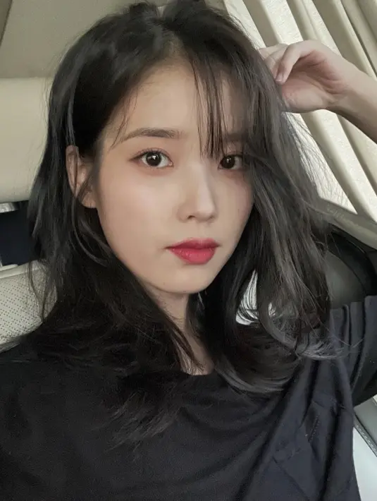 Pelantun Strawberry Moon ini juga nampak memerlihatkan wajah segarnya menggunakan lipstik pink matte dan eyeliner tipis. Credit: Instagram: (@dlwlrma)