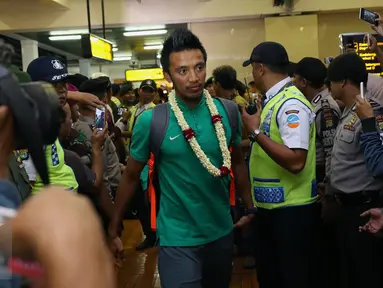 Pemain Timnas Indonesia, Bayu Pradana berjalan meninggalkan Bandara Soekarno Hatta, Tangerang, Minggu (18/12). Sebelumnya, Indonesia melakoni laga final kedua Piala AFF 2016 kontra Thailand. (Liputan6.com/Helmi Fithriansyah)