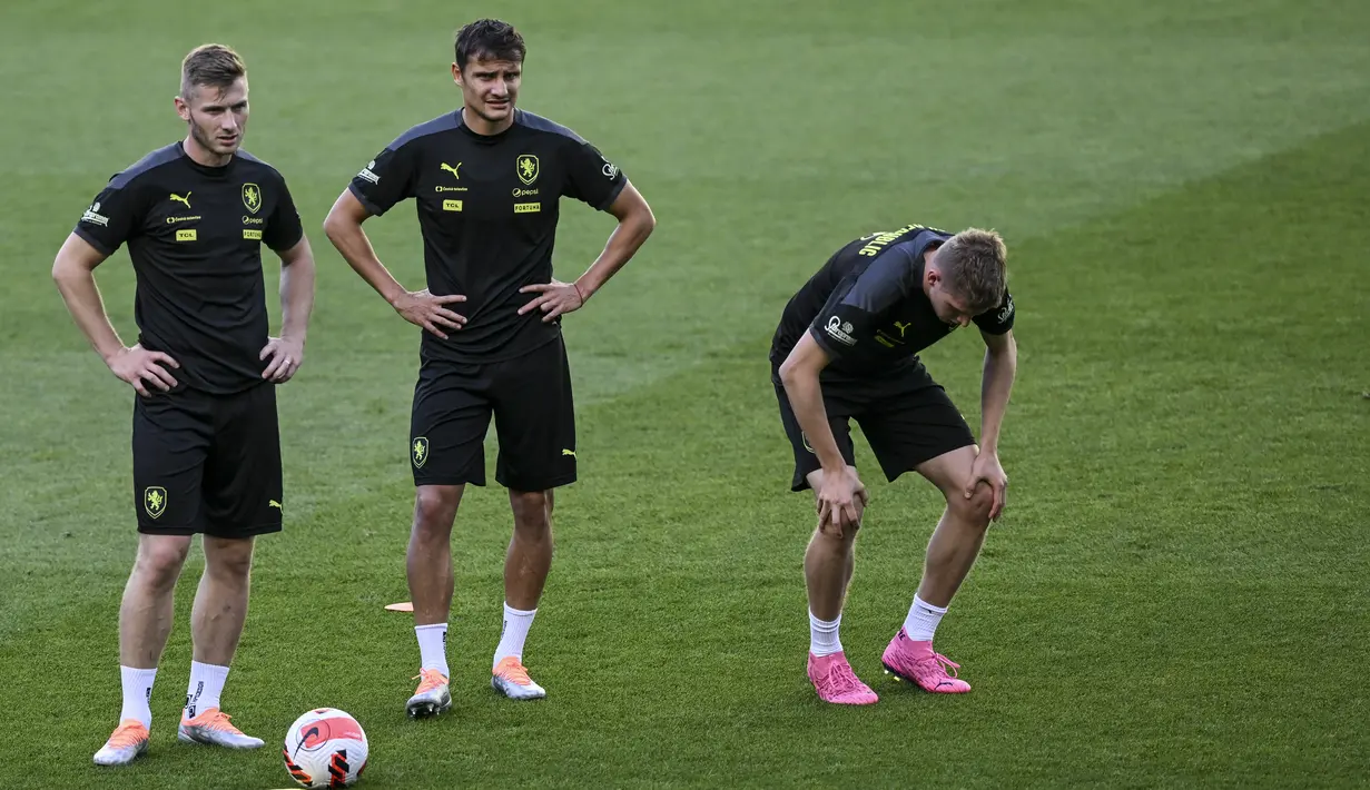 <p>Para pemain timnas Republik Ceko menghadiri sesi latihan menjelang kontra Portugal di stadion Alvalade di Lisbon, Rabu (8/6/2022). Duel antara Portugal vs Ceko pada matchday 3 Grup 2 UEFA Nations League A 2022/23, akan digelar di Estadio Jose Alvalade, Jumat 10 Juni 2022 dini hari WIB. (PATRICIA DE MELO MOREIRA / AFP)</p>